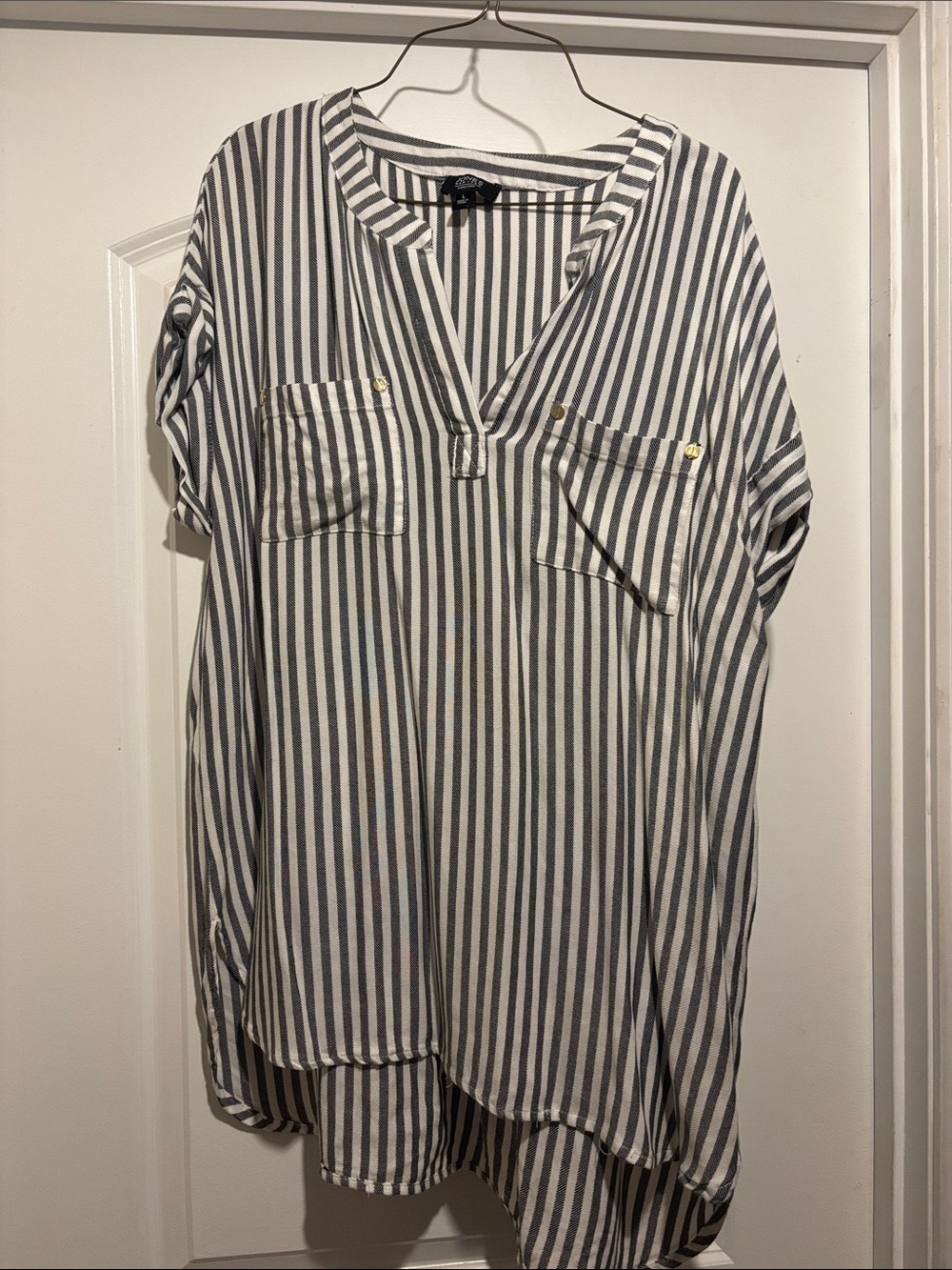 Jones New York Black and White Striped V-Neck Top